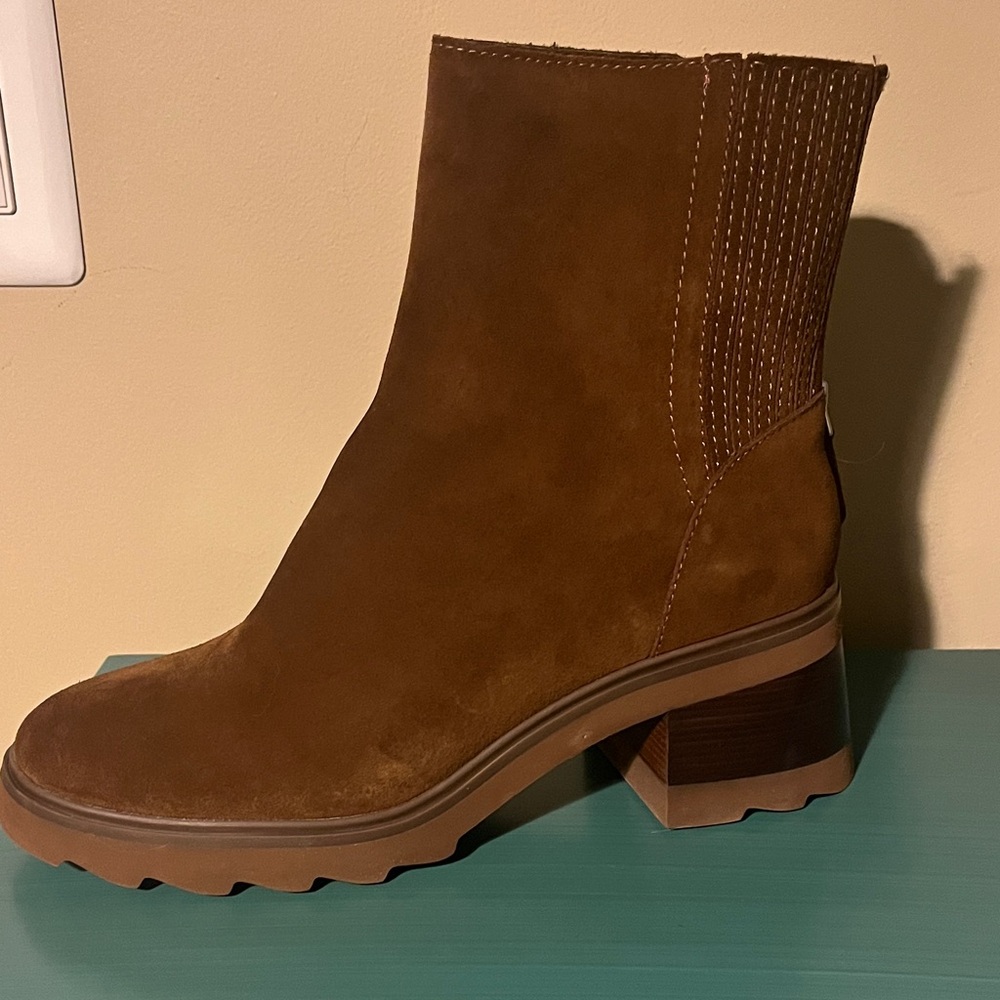 Dolce Vita Marty H2O , cocoa suede 9 1/2 Wide, NEW